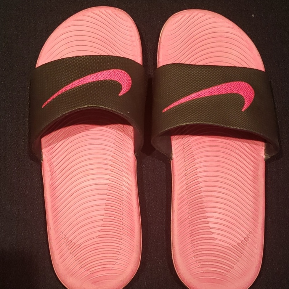 NWOT Nike Pink and Black Slides